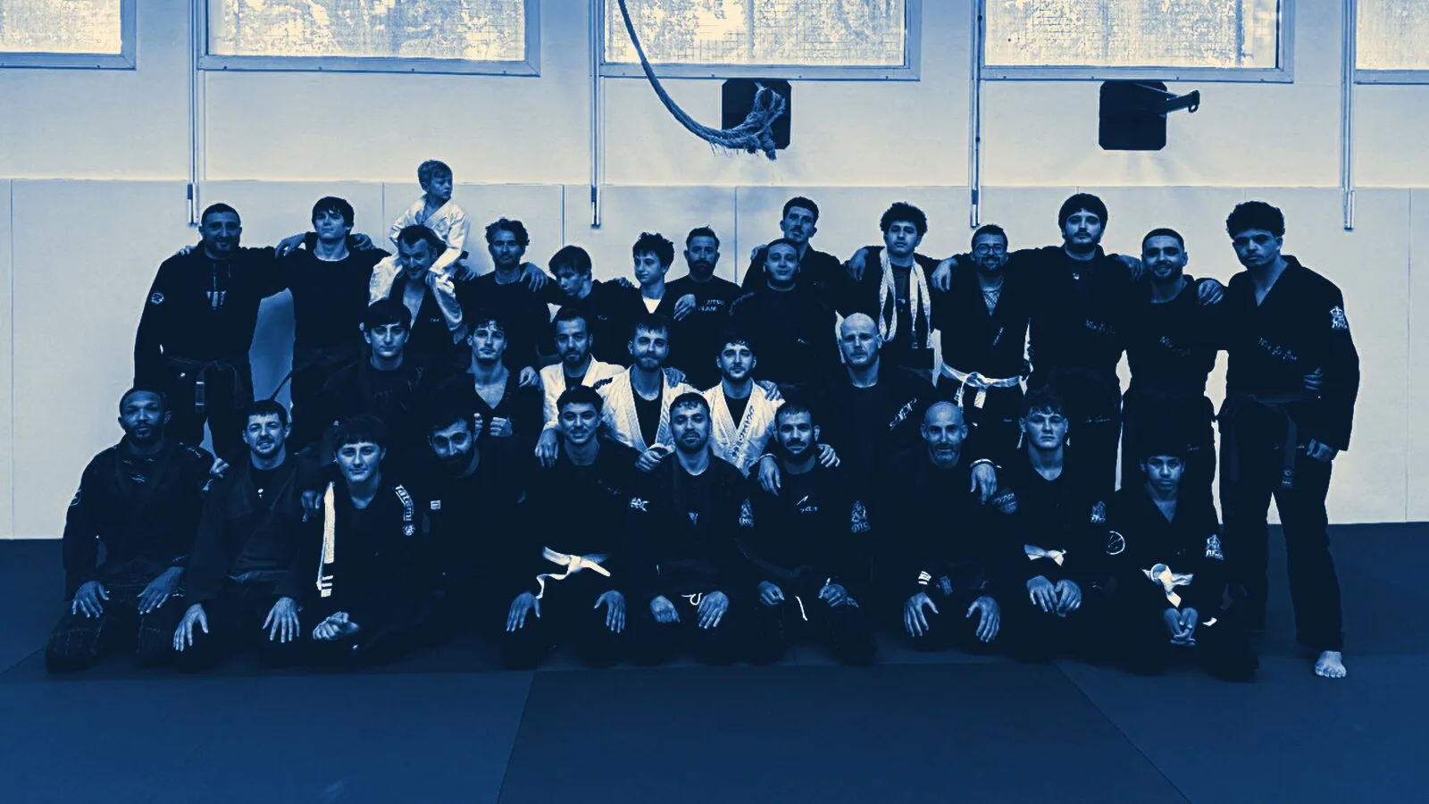 L’équipe Nice Jiu Jitsu au dojo de Las Planas, une quarantaine de pratiquants en kimono alignés sur le tatami bleu.