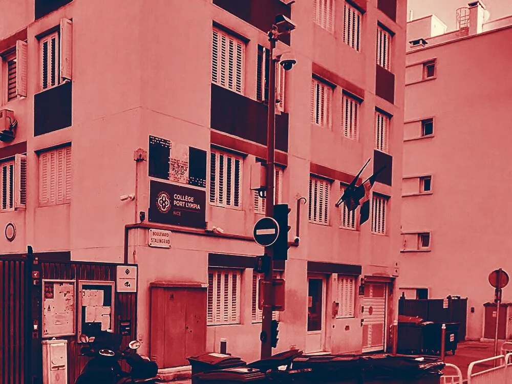 Le collège Port Lympia vu du boulevard Stalingrad, avec son portail d’entrée.