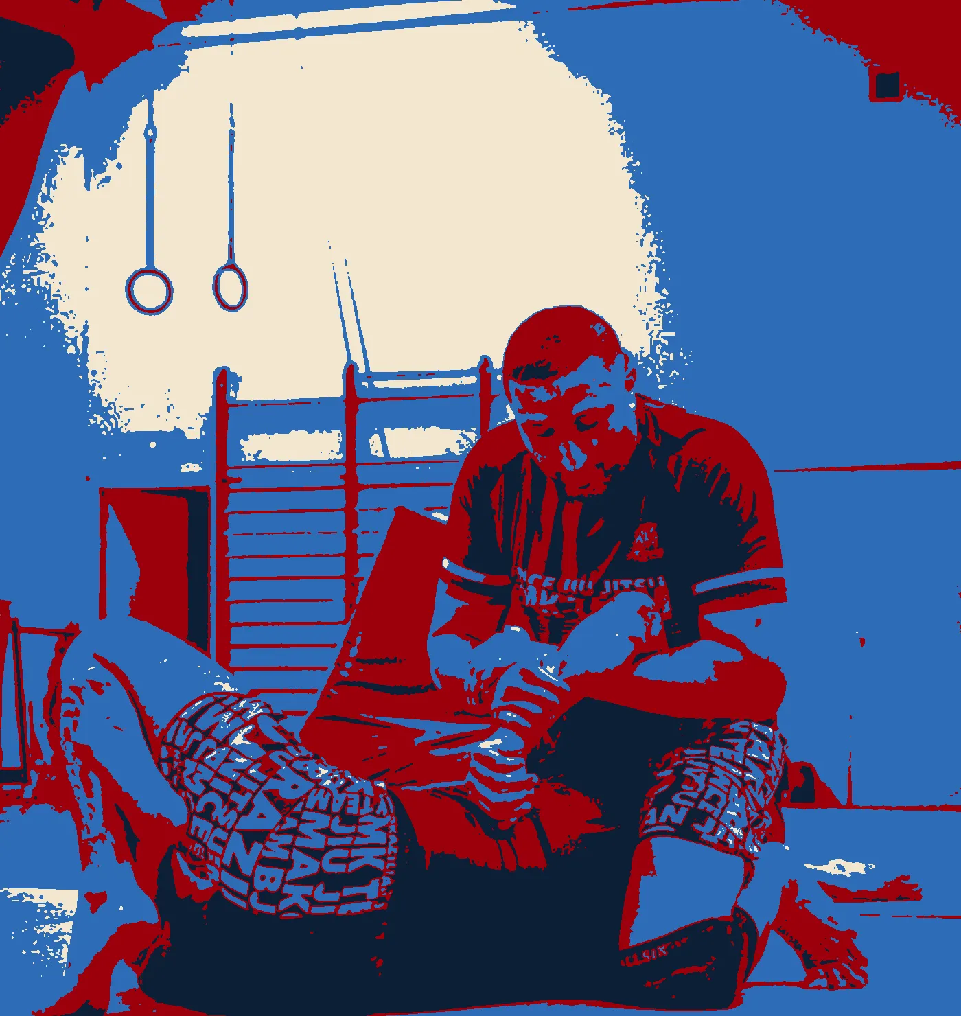 Le coach en No-Gi contrôle la jambe d’un partenaire au sol (photo JSF Visual traitée en lithographie).