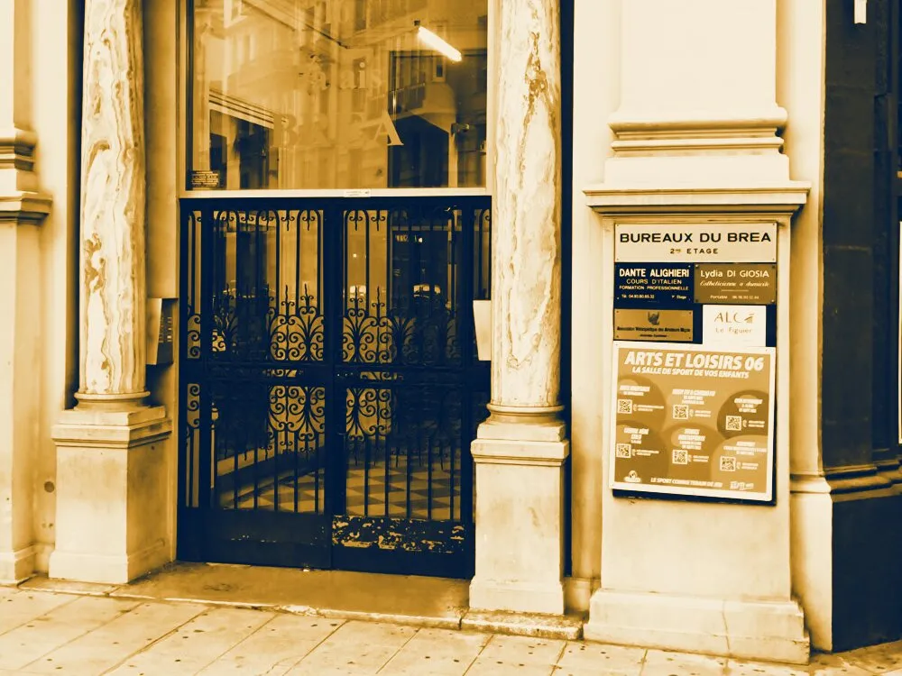 L’entrée d’Arts et Loisirs 06 au 16 avenue Notre-Dame : grille en fer forgé entre deux colonnes.