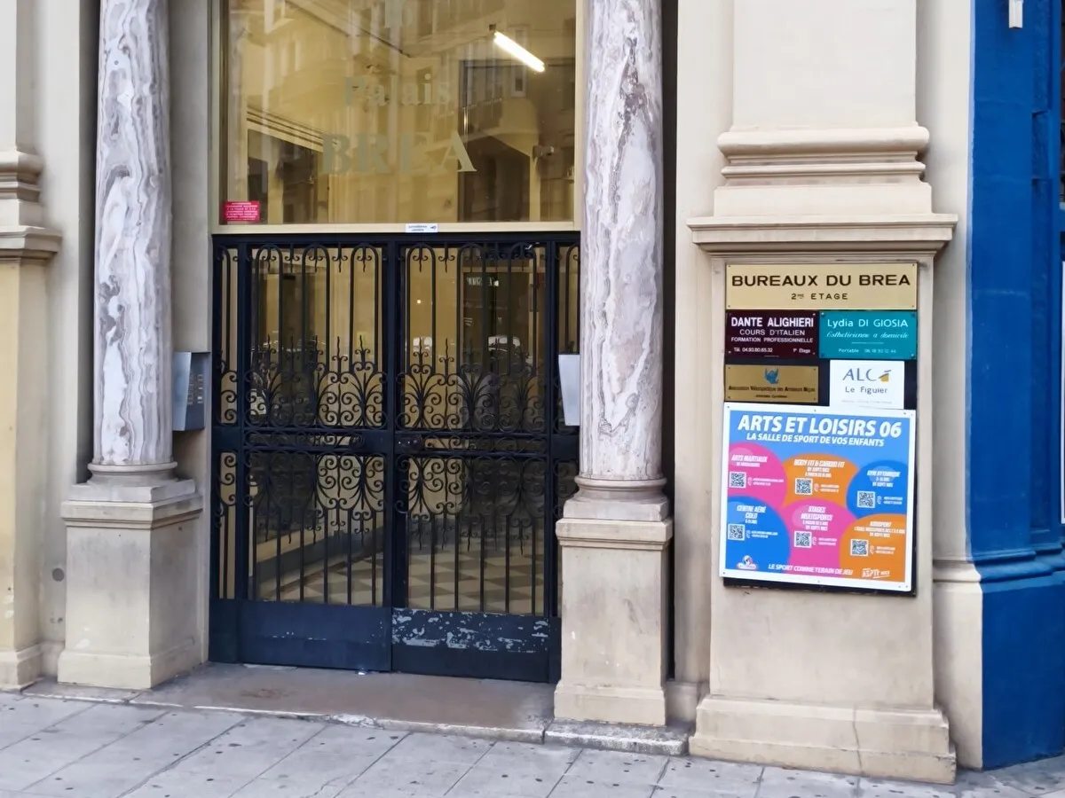 L’entrée d’Arts et Loisirs 06, grille en fer forgé entre deux colonnes.