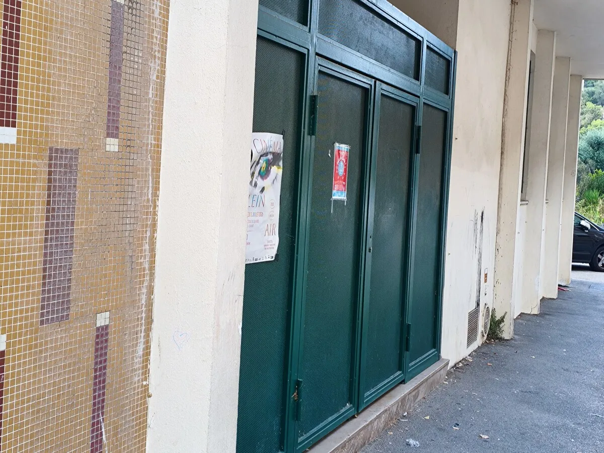 La porte verte de Las Planas, à gauche sous l’auvent.