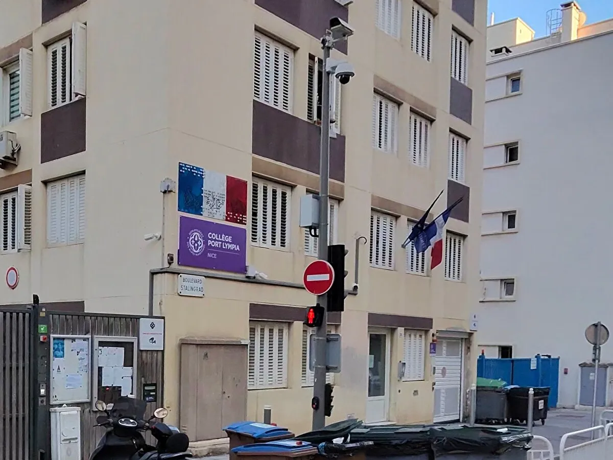 Le collège Port Lympia et son portail sur le boulevard Stalingrad.